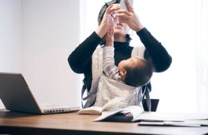 شرایط بازنشستگی مادران شاغل با 20 سال سابقه و قانون جوانی جمعیت